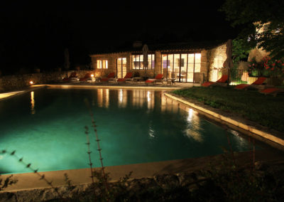 Le Pool House vue de nuit.