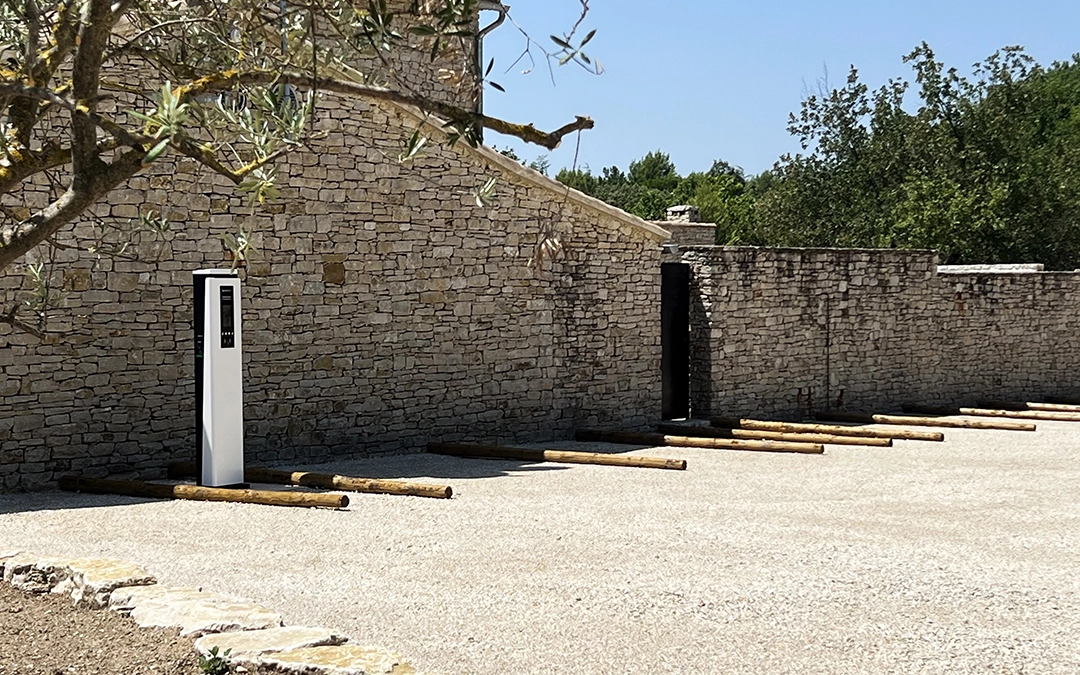 Le parking avec sa borne de recharge